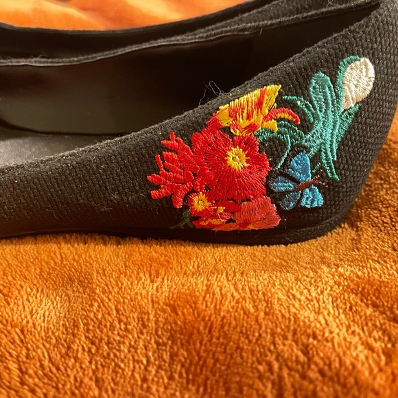 Nine West Black Embroidered flats - Picture 5 of 6